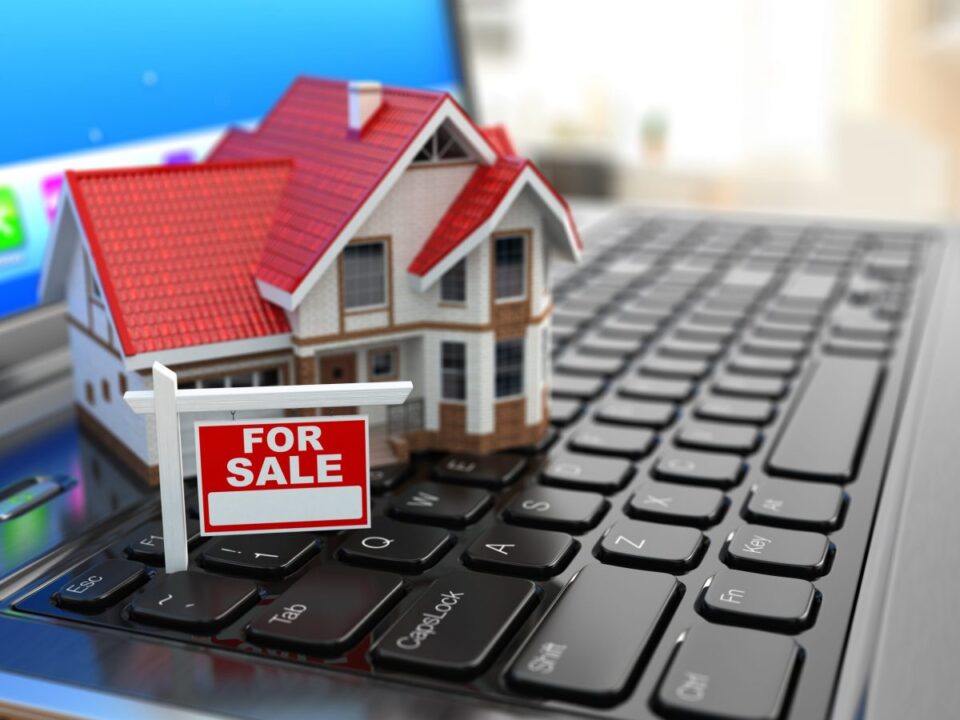 O impacto da digitalização no mercado imobiliário brasileiro: Como comprar e vender imóveis online com segurança? 2 venda de imoveis banib conecta casa e notebook
