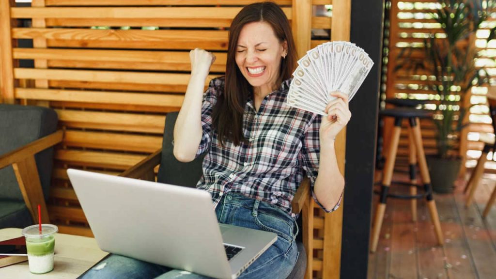 Renda extra no Brasil: Estratégias financeiras para monetizar hobbies e atividades paralelas 2 renda extra estudando 1280x720 1