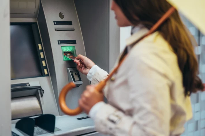 Bancos digitais x tradicionais: Quem oferece mais vantagens em 2025? 2 bancos digitais x tradicionais 041220240937 710x473 1