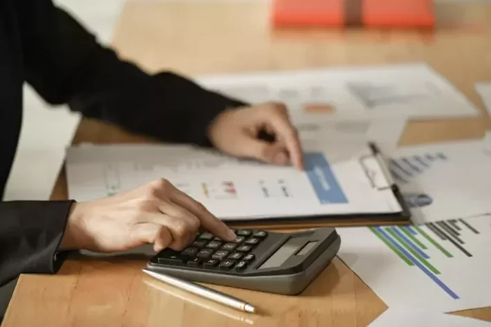 Crédito para autônomos e freelancers no Brasil: Como conseguir financiamento sem comprovação de renda fixa? 2 e investidor planejamento financeiro 030320230633.jpg 710x473 1