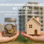 Imagem mostrando duas mãos em destaque: à esquerda, uma mão segura um pote de vidro cheio de moedas, simbolizando pequenos investimentos; à direita, outra mão sustenta uma casa de madeira, representando projetos imobiliários. Ao fundo, um prédio em construção aparece desfocado, reforçando o tema de investimentos no setor imobiliário. Na parte superior, o texto 'Crowdfunding imobiliário no Brasil: como pequenos investidores estão a lucrar com grandes projetos' destaca o foco da imagem.
